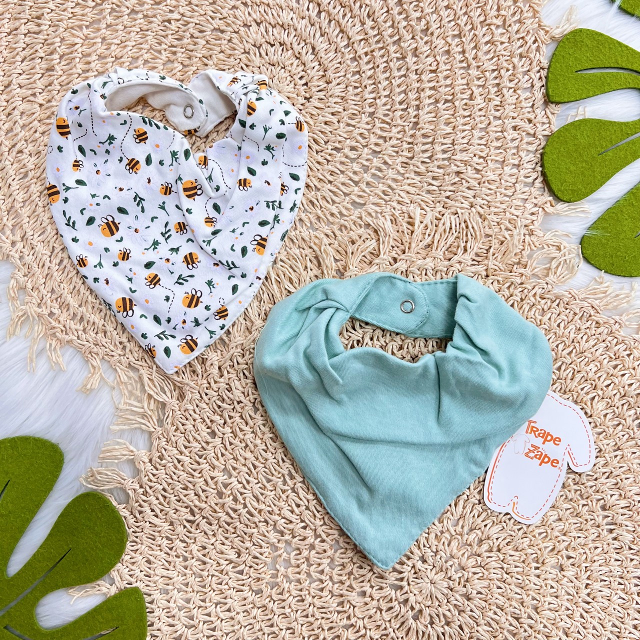  Kit 2 Babadores Bandanas - Abelhinhas - Off White e Verde